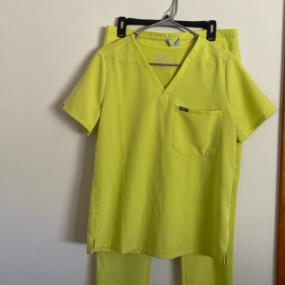 Women’s medium citron figs scrub set